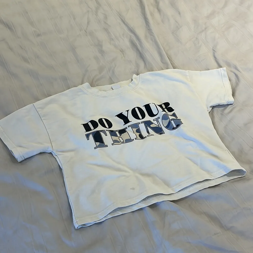 En basic vit kortärmad med en text på ”do your thing” är väldig bekvämt och är lite oversized och tvättas ut innan skick. T-shirts.
