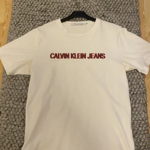 Calvin Klein T-shirt - Hej säljer nu min Calvin T-Shirt, bra kvalite för att vara T-shirt, lite tjockare i kvaliten. Nypris 499. Kan tänka mig 199kr  Storlek S