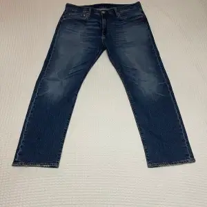 Väldigt fina Levis jeans  502 TAPER SQUEEZY JUNCTION Storlek: W36 L30