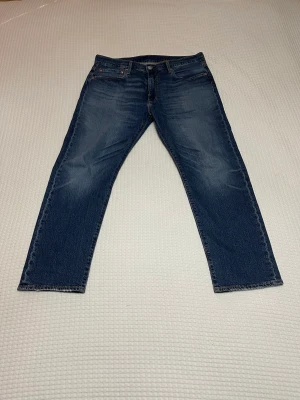Levis Jeans herr   - Väldigt fina Levis jeans  502 TAPER SQUEEZY JUNCTION Storlek: W36 L30