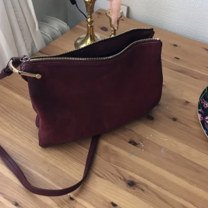 Mockaväska & other stories - Fin vinröd mocka/läderväska från &other stories. Inköpt 2019 och rätt välanvänd men fortfarande i bra skick! 
