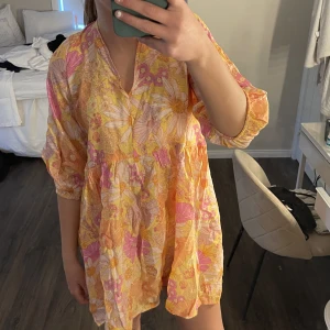 Klänning från hm  - En jättefin blommig klänning från hm. Använd ca 2 gånger och är i väldigt bra skick. Har en öppen rygg (se på bild 2). Vet inte storleken för lappen är borta men skulle kunna tänka mig att det är stl S 