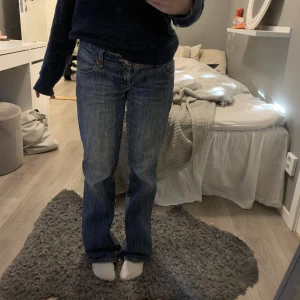As snygga lågmidjade jeans - Jättefina jeans som inte kommer till någon användning längre. Jag är 160 men skulle säga att de skulle kunna passa någon som är lite längre än det❤️