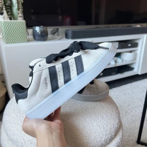 Adidas campus 00s - Adidas Orginals i färgen alumina/ core black. Oanvända, svarta snören medföljer. 