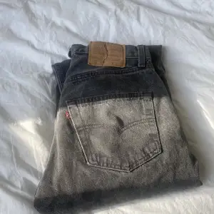 Lågmidjade gråa, raka Levis jeans. Bra skick 