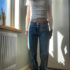 Ginas populära ”low straight jeans”💙 Är i mycket bra skick då jag sällan använder dom!