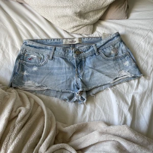 Shorts  - Så fina shorts från hollister california, w28. Storlek S/M. Ny skick!! Köptes för 300kr säljer för 150kr (frakt 59kr) ❤️