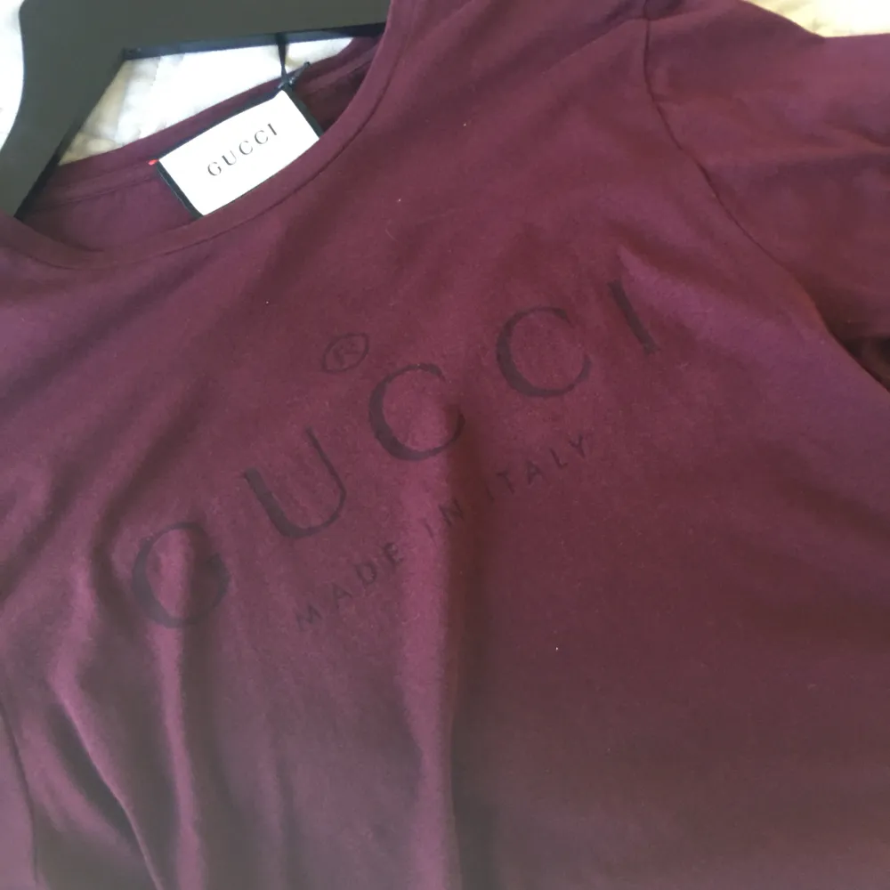 Helt ny Gucci T-shirt, denna modell säljs ej längre! Snygg färg  Diskutera pris om ni vill. T-shirts.