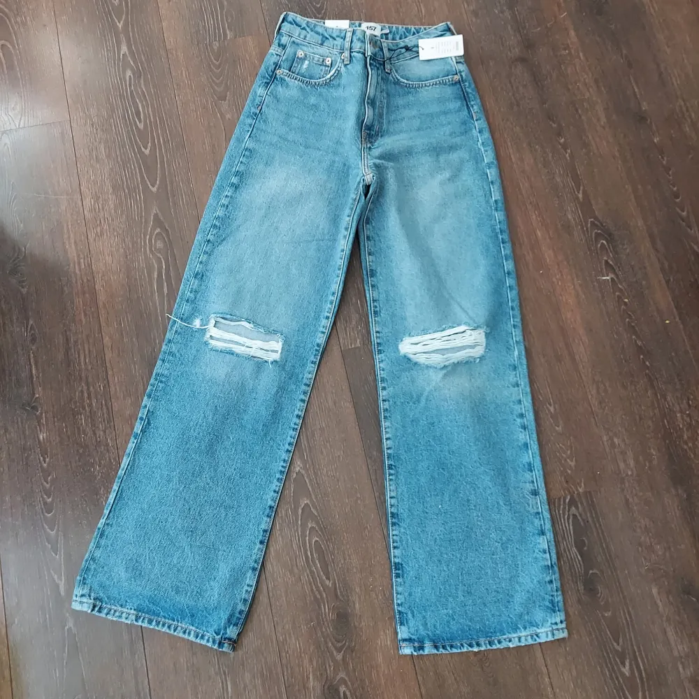 Helt oanvända jeans från lager.  Prislappen sitter kvar Nypris 300 kr. Jeans & Byxor.