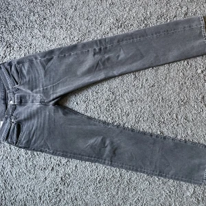 Levis Jeans 501 - Använda fåtal gånger men väldigt bra skick. Ordentlig kvalité med lite stretch!  Ordinarie pris 1.099 kr.  Pris kan diskuteras och kunden står för frakten!!!