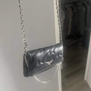 Zadig väska  - Säljer min Zadig väska för den inte kommer till användning. Jätte fint skick. Pris kan diskuteras💕