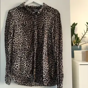 Leopardmönstrad skjorta i fint skick! Använd fåtal gånger.