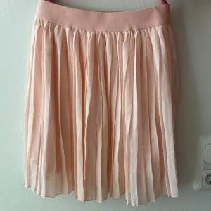 jättefin rosa kjol från nakd i storlek XS! Säljer pga att den blivit för liten för mig🫶🏼 knappt använd!💕Pris kan diskuteras