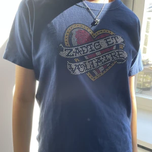 Zadig & Voltaire T-shirt  - Säljer denna mörkblåa Zadig tshirt med rihnestones. Storlek 12yr/XS. Jag tycker den sitter som en XXS/XS. Den är sparsamt använd så inga defekter. Köpt för ca 500kr. Skriv för fler bilder! Kan mötas upp i Stockholm annars står köparen för frakten!💖💖