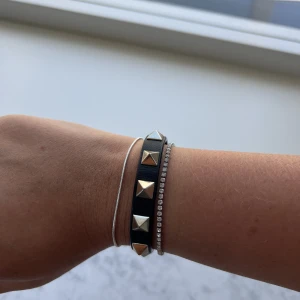 Valentino Rockstud Bracelet  - Säljer mitt superfina svarta Valentino armband, köpt för superlänge sedan därav finns inget äkthesbevis eller kartong, nypris 2945kr😍