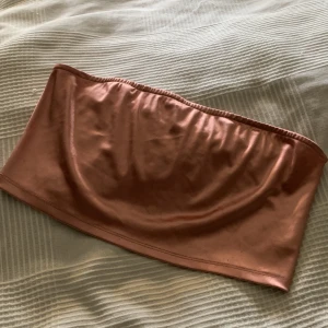 Tubtopp  - Tubtopp som aldrig har kommit till användning säljes nu, rosemetallic liknande färg🖤