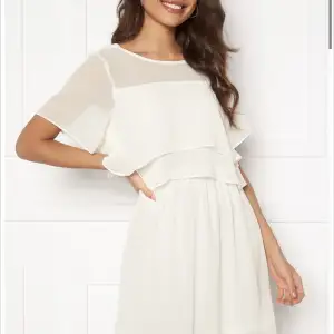 En super söt vit klänning som är använd 1 gång. Klänningen är i storlek M. Ord pris var cirka 250-300 kr