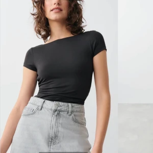 Mörkgrå tröja från Gina med öppen rygg  - Super gullig och skön tröja säljer då jag råka beställa två likadana i samma storlek😊 aldrig andvänd och prislappen är kvar 