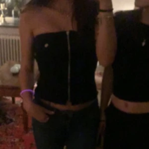 Zara jeans korsett  - Säljer zaras slutsålda jeans korsett. Säljer då den inte kommer till användning. Den är i storlek M men passar även som S 