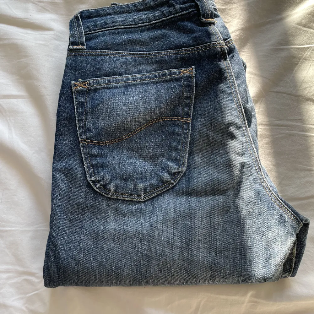 Fina Lågmidjade bootcut jeans från Lee. Köparen står för frakten. 💛. Jeans & Byxor.