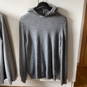 Kashmir Hoodie - Kashmir hoodie från Oskar Jacobson. Ny pris är 2000kr. Skick 8,5/10.