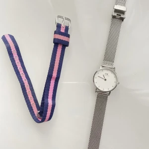 Daniel Wellington klocka  - Daniel Wellington klocka i den lilla klassiska modellen. Batteriet behöver bytas. I köpet ingår original bandet och det tillköpta bandet. Klockan har inga repor eller defekter. Skriv privat för fler bilder eller frågor💞🫶🏼