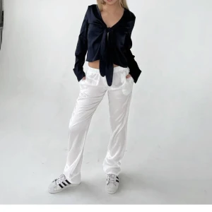 Satin byxor  - As snygga lågmidjade byxor i satin från Design by Si☺️ aldrig använda med lapp osv kvar💓 nästan helt slutsålda! 