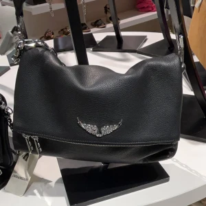 Zadig väska  - Zadig väska i modellen rocky. Jätte bra skick och köpt för 4025 kr. Dustbag och kvitto tillkommer