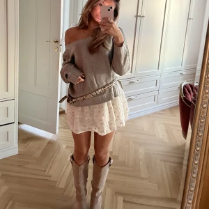 silver tröja - säljer denna oversized silvriga tröja som är så fin att ha till typ kjol nu i sommar! köp via köp nu :) vet ej vilken storlek tröjan är men som referens bär jag oftast XS i toppar!