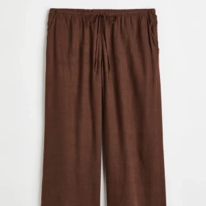 Linnebyxor  - Säljer dessa bruna fina linnebyxor, säljer pga att dom blev för små! Annars hade jag behållt,  Inga defekter💗 lågmidjade!