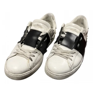 Valentino skor - Hej!  Säljer nu ett par valentino skor som är i hyfsat bra skick och har kvar box osv samt nya snören. Cond är 8/10. Kom privat för mer bilder!