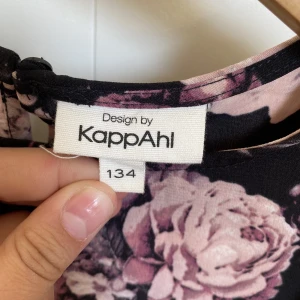 Fin blus ifrån KapAhl  - Fin blus ifrån Kappahl. Den har ett blommigt mönster med volanger. Är i mycket bra skick.  Kostar: ca 100kr med frakt!⚡️