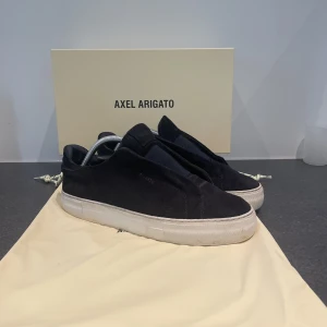 Arigatos  - Tja säljer nu ett par arigatos, dem är väl använda men håller ändå ett bra skick, skulle säga 7/10, allt og och kvitto finns, bara skriva för fler frågor eller funderingar