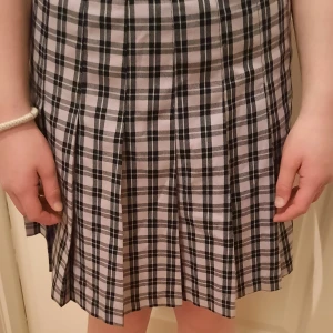 Rutig kjol - En rutig kjol som aldrig kommit till andvändning, lite mindre i storleken. 