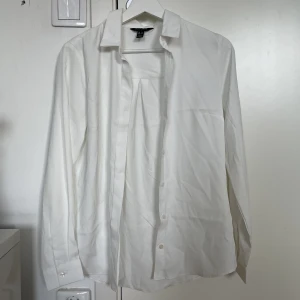 Skjorta - Jättefin vit skjorta. Snyggt att ha öppen med en topp eller bara som den är. Säljer då den är lite liten💕💕Använd ett fåtal gånger. Köpte för 189kr säljer för 80kr🌸
