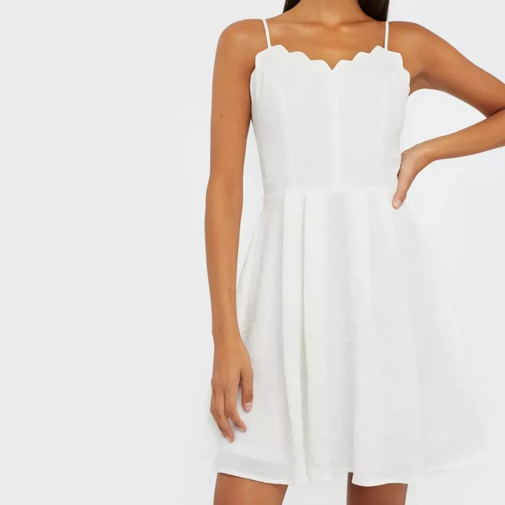 Helt oanvänd vit klänning i storlek 34 / XS ifrån Vila. Var tänkt som studentklänning åt mig men jag ändrade mig i sista sekund. Säljer den för 300kr. Helt ny, ligger i förpackning. . Klänningar.