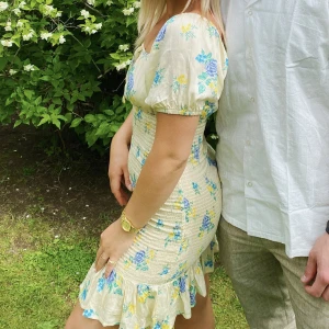 Söt sommarklänning - Jättefin klänning från bikbok, köpt för 599. Endast använd en gång! 😍