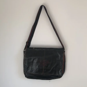 Axelremsväska  - Axelremsväska  Ca 40x30cm Flera fack och fickor Justerbar rem  Riktigt läder Små slitningar 
