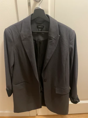 Grå blazer  - Använd en gång! Bra skick. Svart/grå små rutor 