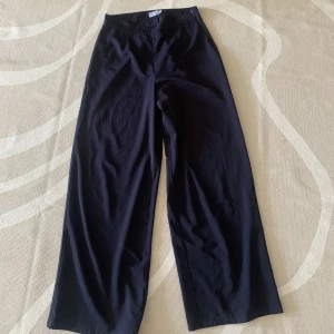 Marinblå kostymbyxa  - Marinblå kostymbyxa, Linn Ahlborg x NAKD 