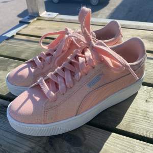 Rosa glittriga sneakers från puma, str 37. Möts upp i Malmö eller Lund. 