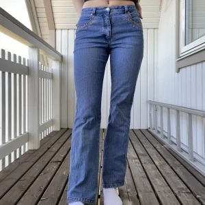 Jeans - Jeans med fina detaljer fram och bak. I mkt bra skick. Jag är 171cm och brukar ha st 38. Skriv privat för frågor eller flera bilder. 80kr + frakt ❤️