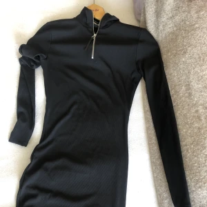 Svart långklänning  - Tight svart långklänning! Storlek XS, känns liiite stor så sitter nog fint på S! Helt ny, lapp kvar, aldrig använt :) 