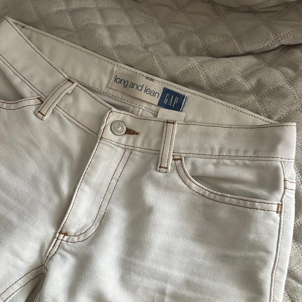 Super snygga bootcut jeans, köpt i vintras. Säljer då de ej kommer till andvändning!💕. Jeans & Byxor.