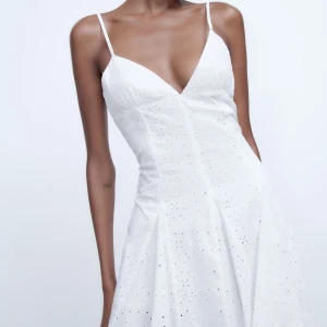 Zara klänning - Hej säljer min klänning som inte kom till användning, finns även kvitto kvar. Skriv privat för flera bilder, kan tänka mig sänka priset