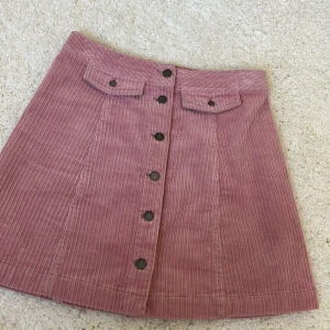 NEW IN KJOL - En riktigt snygg kjol, passar utmärkt för en utekväll med någon snygg topp upptill eller så kan man också klä ner med en basic T-shirt👌🏽🌸