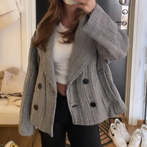 Rutig kavaj - Tänkte sälja min superfina lite tjockare kavaj, perfekt som en jacka nu under våren. Väldigt klassisk och enkel design vilket gör att den passar till mycket! Köpt förra året från Zara 🥰