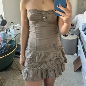 Klänning!! - Super snygg klänning med volanger längst ner!!