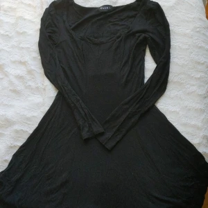 Svart långärmad klänning - Tunt material