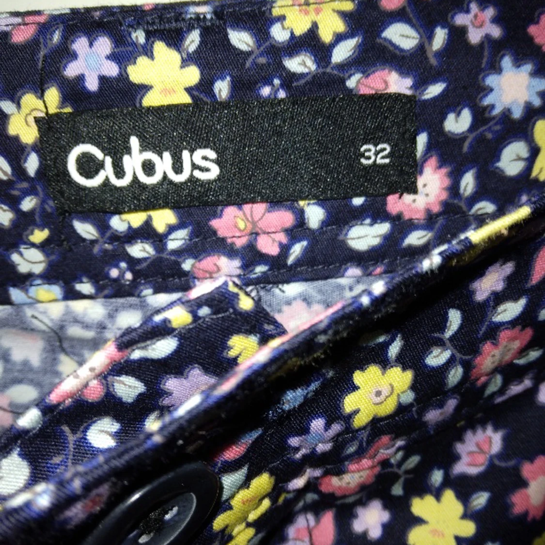 Helt NYA och oanvända blommiga korta shorts, Strlk: 32 / XS. Cubus. - 2